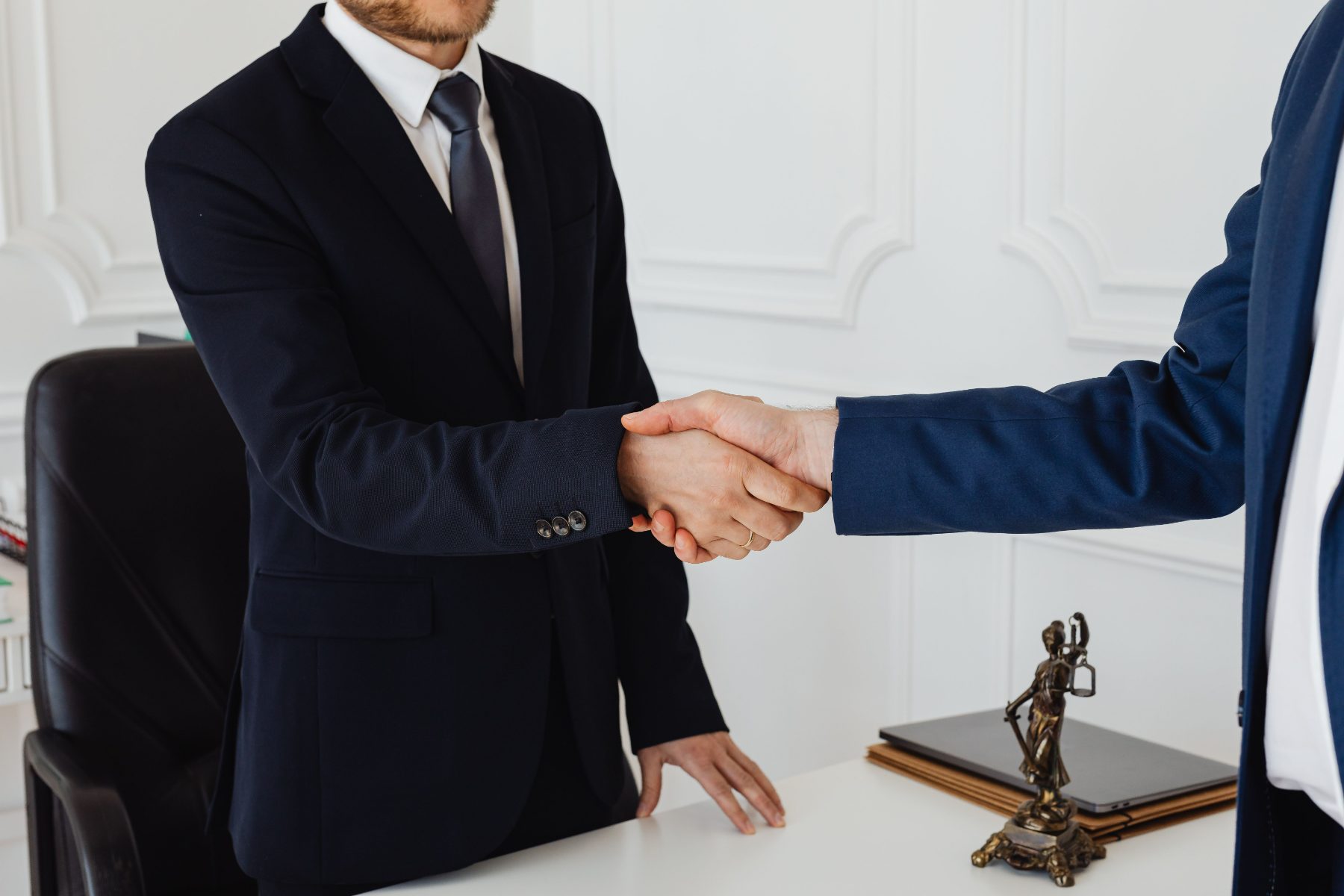 Acuerdo cerrado con un apretón de manos en la mesa de mediación